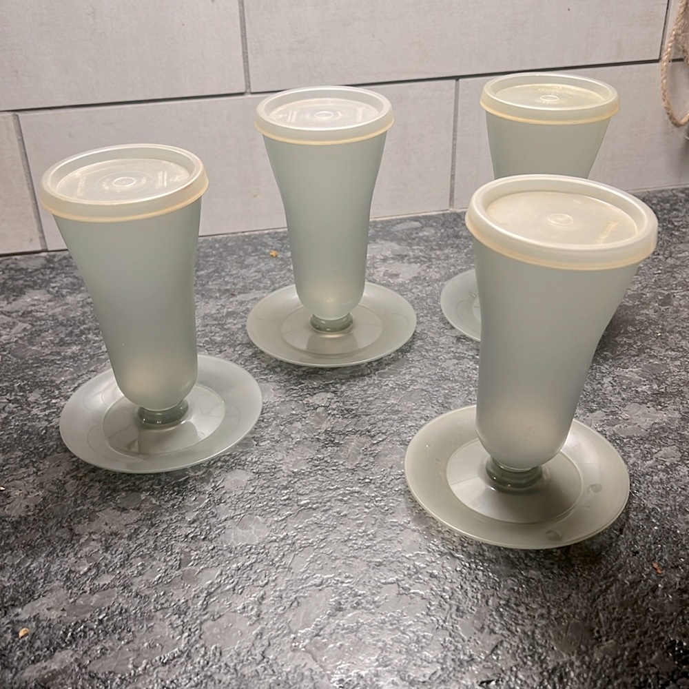 PARFAIT CUPS Set of 4 with lids. In excellent vintage condition. Pudding cups